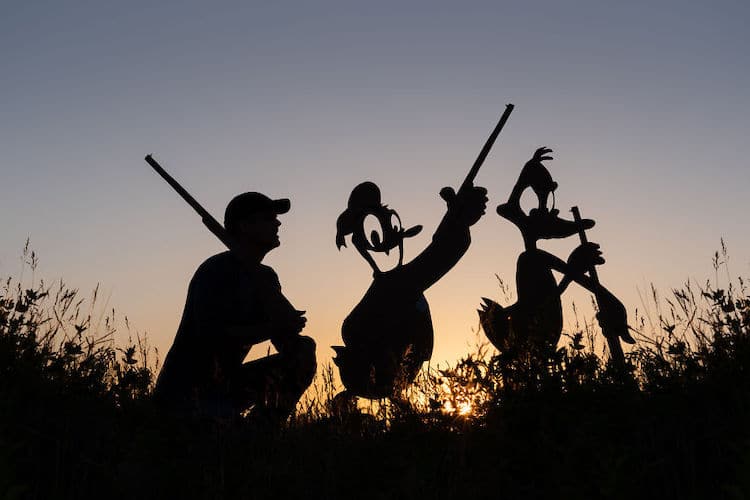 fotografía con siluetas de cartón al atardecer por John Marshall