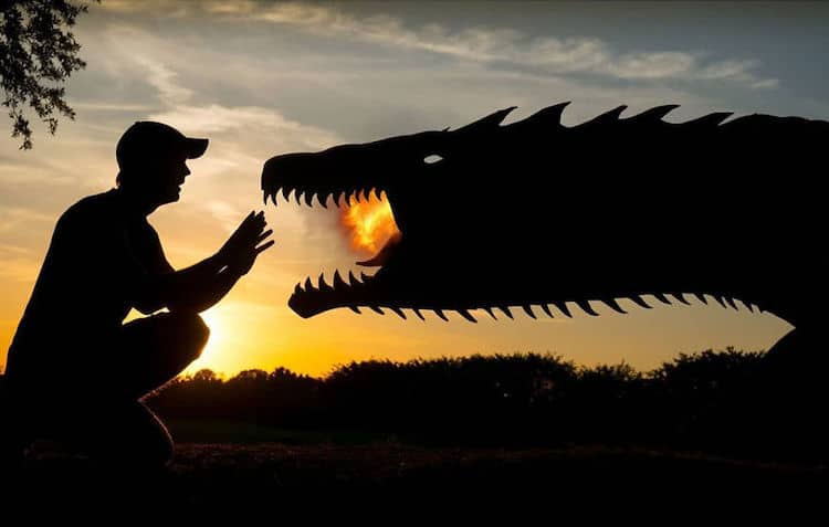 fotografía con siluetas de cartón al atardecer por John Marshall