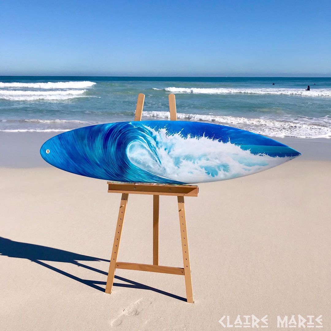 Artista usa tablas de surf como lienzos para exquisitas pinturas oceánicas