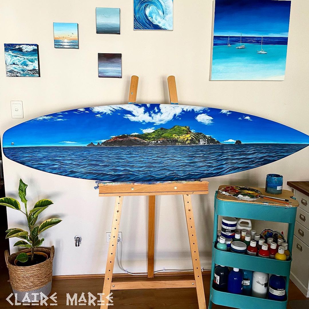 tabla de surf pintada por Claire Marie