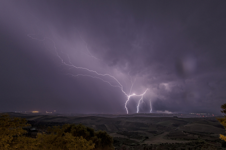 Ciel nocturne avec éclairs et éclairs lors d'un orage à la campagne