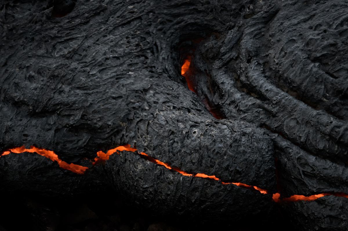 acercamiento a la lava del volcán Fagradalsfjall