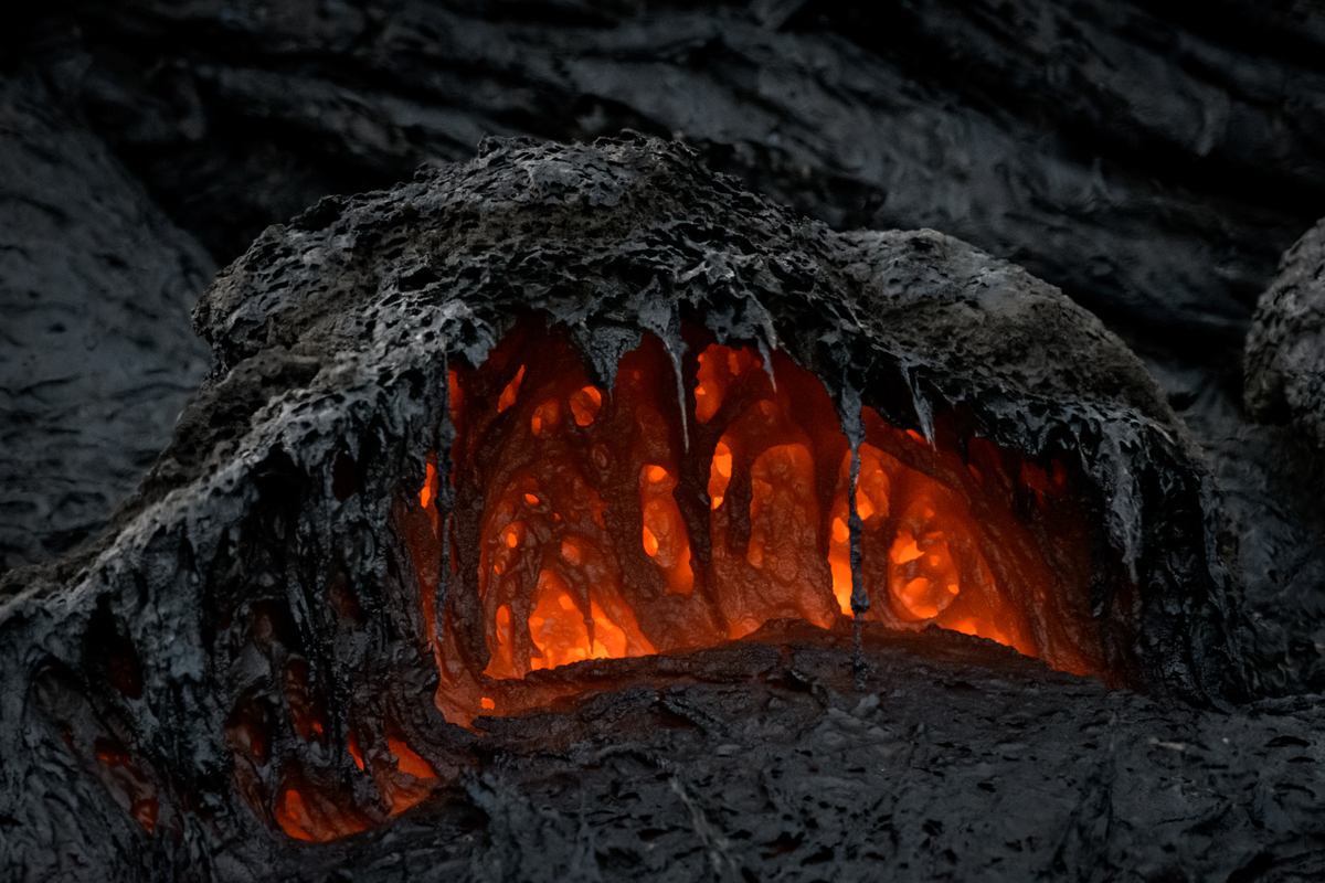 acercamiento a la lava del volcán Fagradalsfjall