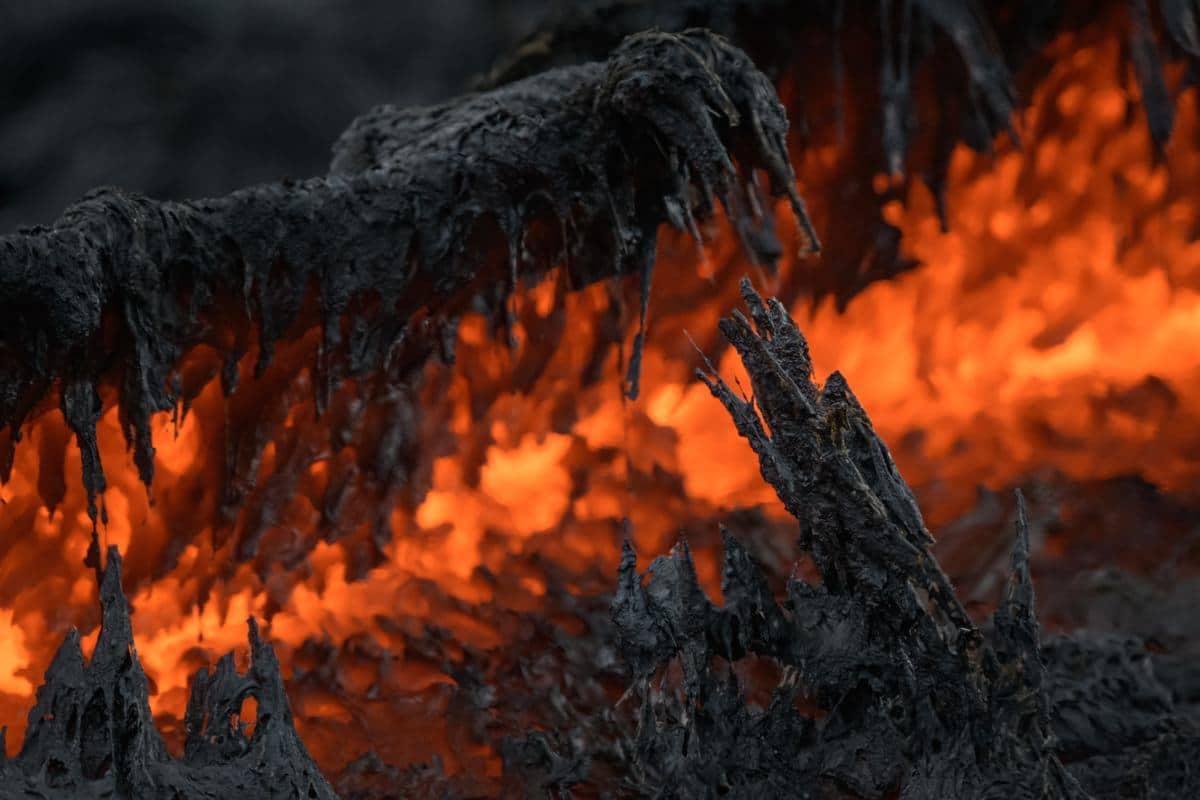 acercamiento a la lava del volcán Fagradalsfjall