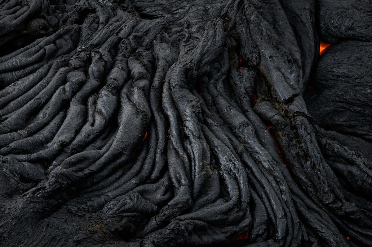 acercamiento a la lava del volcán Fagradalsfjall