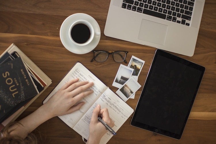 persona escribiendo en un cuaderno