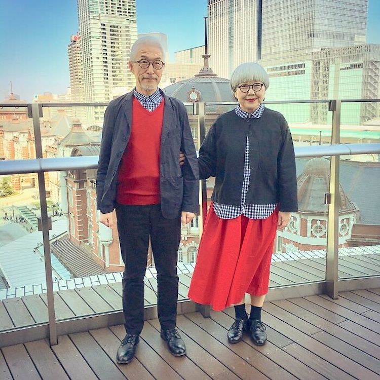Couple en vêtements rouges bonpon