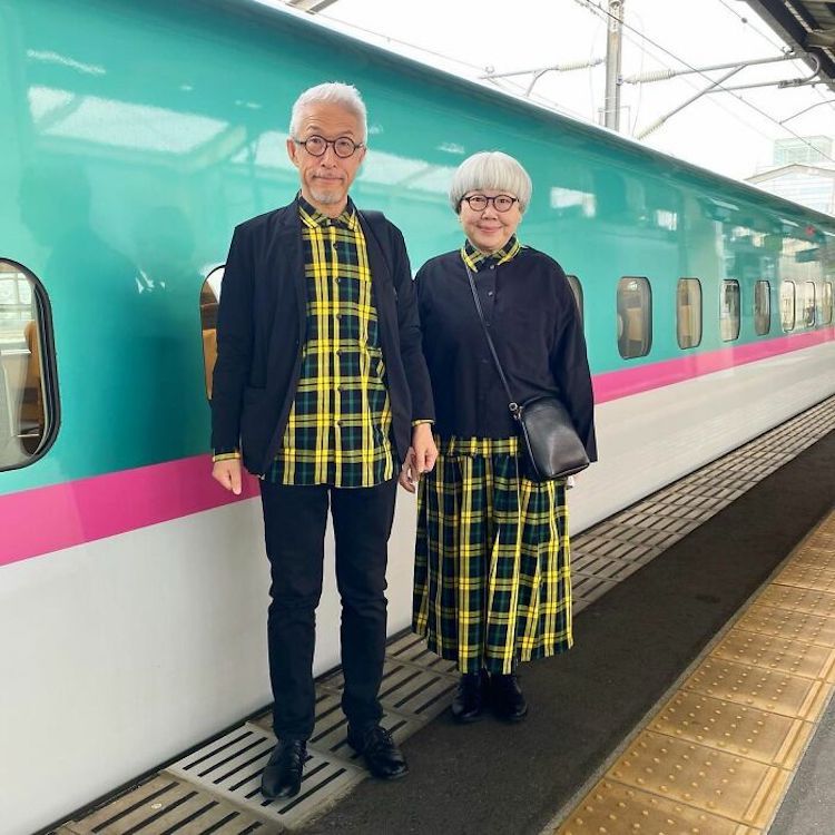 pareja japonesa con atuendos coordinados por bonpon