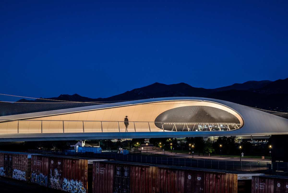 Pedestrian on Park Union Bridge by Diller Scofidio + Renfro