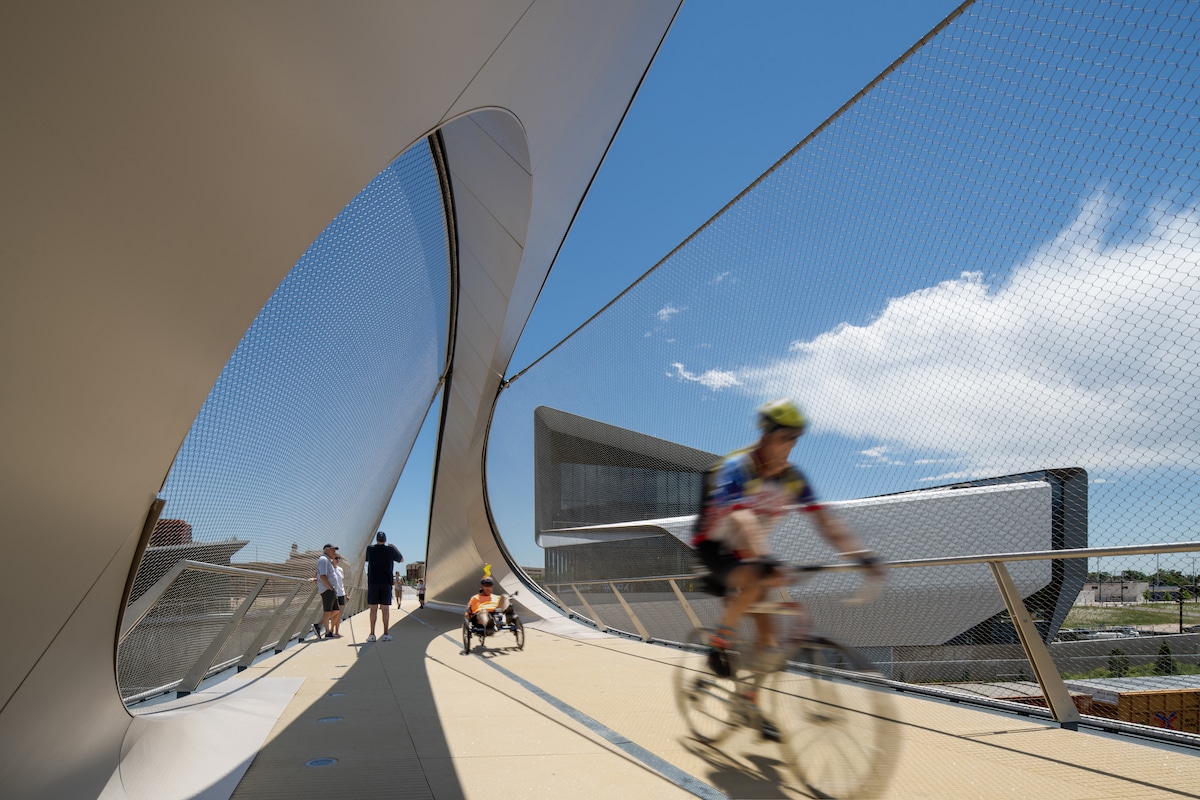 Cyclists on Park Union Bridge by Diller Scofidio + Renfro