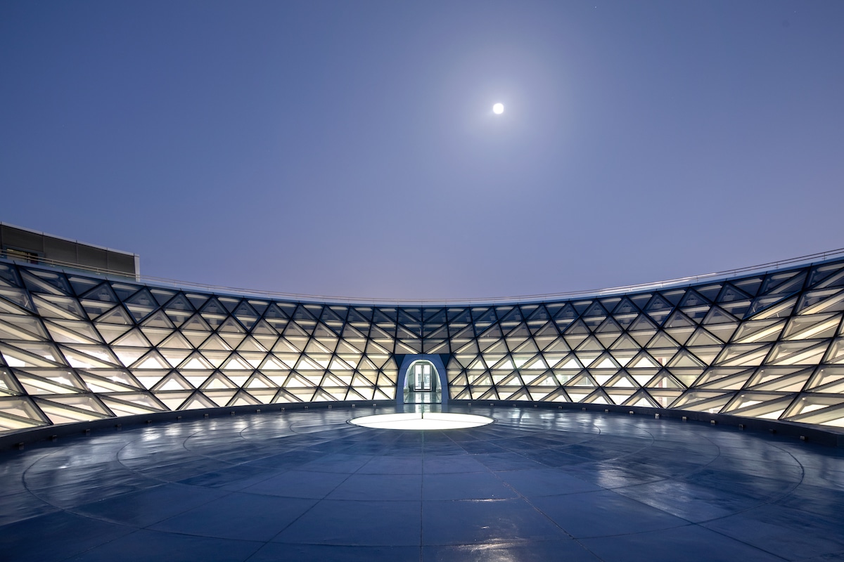 La luna sobre el Museo de Astronomía de Shanghái, diseñado por Ennead Architects y retratado por Arch-Exist