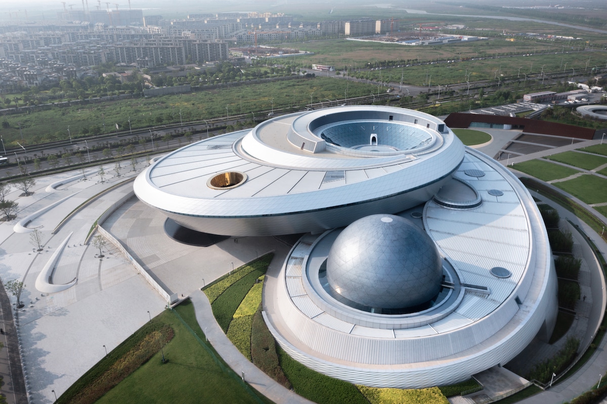 Vista aérea del Museo de Astronomía de Shanghái, diseñado por Ennead Architects y retratado por Arch-Exist