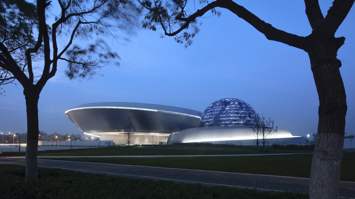 Vista general del Museo de Astronomía de Shanghái, diseñado por Ennead Architects y retratado por Arch-Exist