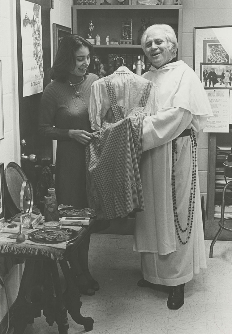 mujer y reverendo sostienen disfraz de dorothy en la década de 1970