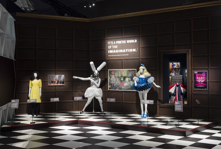 Exposition Alice : Curiouser and curiouser