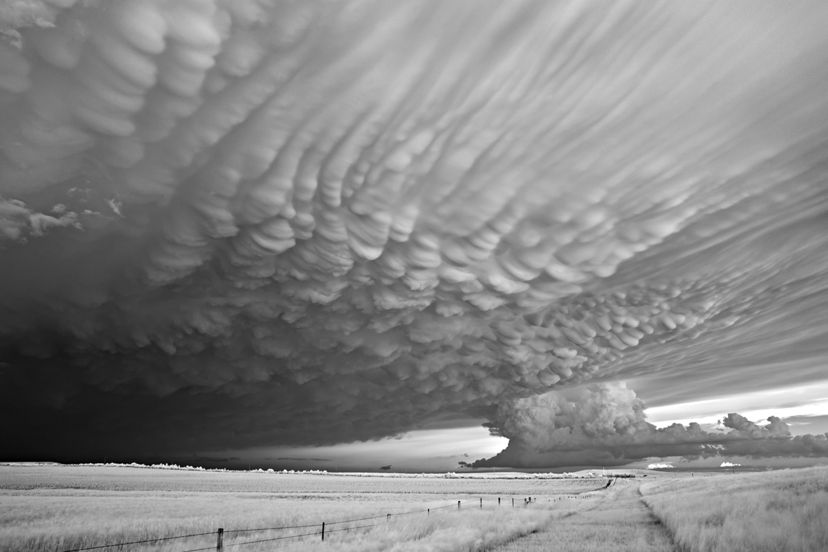 fotografía de tormenta en blanco y negro por Mitch Dobrowner