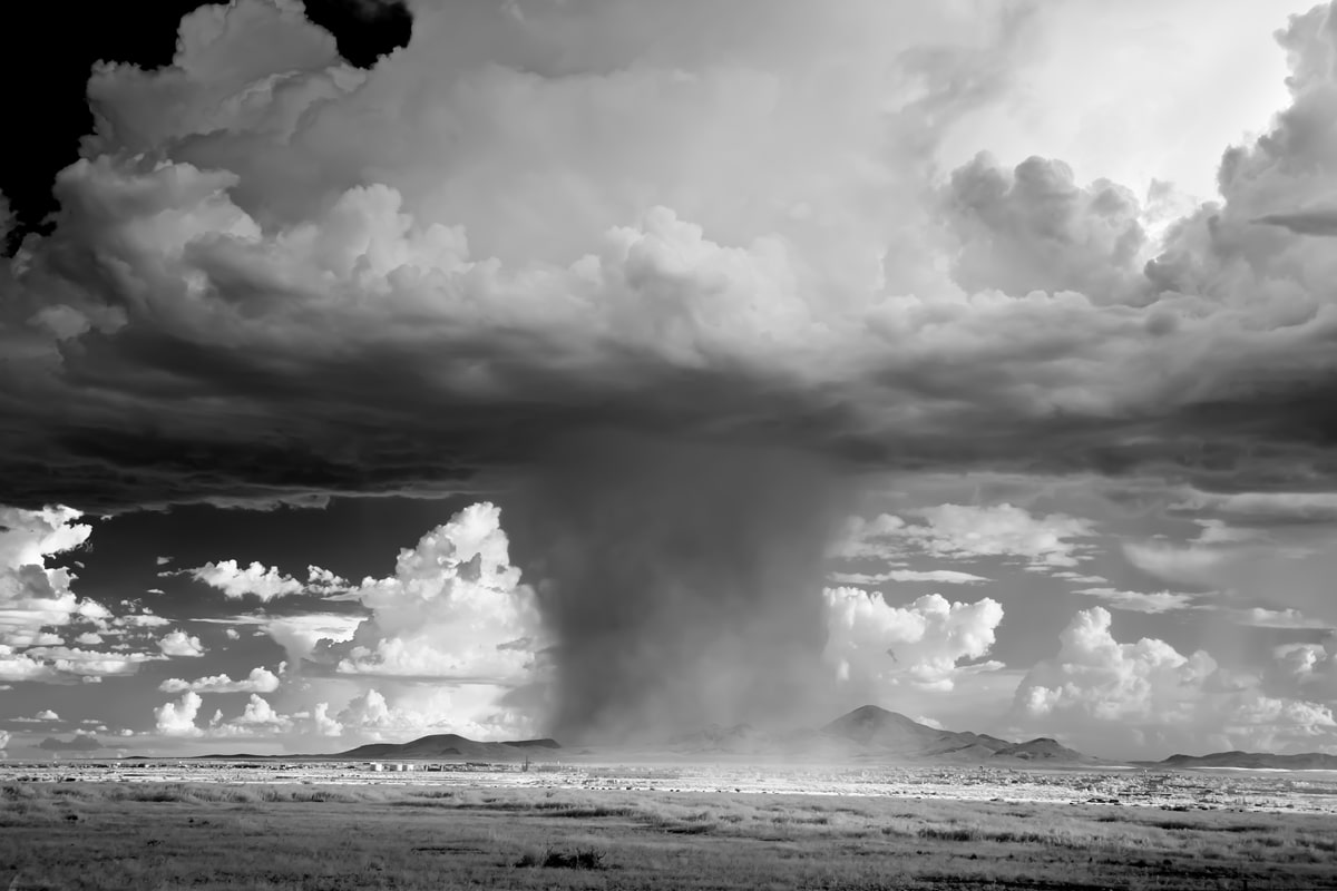 fotografía de tormenta en blanco y negro por Mitch Dobrowner