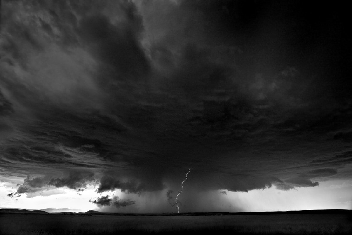 fotografía de tormenta en blanco y negro por Mitch Dobrowner