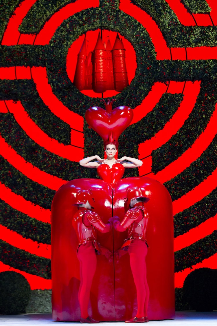 Zenaida Yanowsky dans le rôle de la reine rouge dans le ballet Alice's Adventures in Wonderland de Christopher Wheeldon