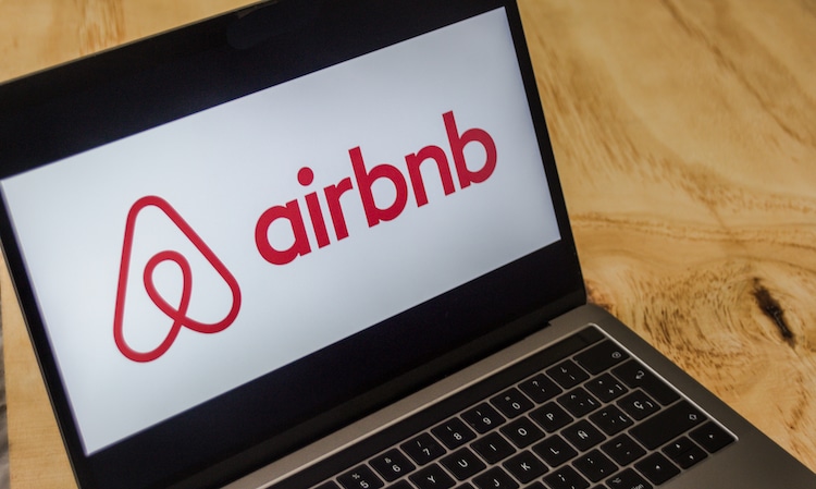 Logo Airbnb sur un écran d'ordinateur