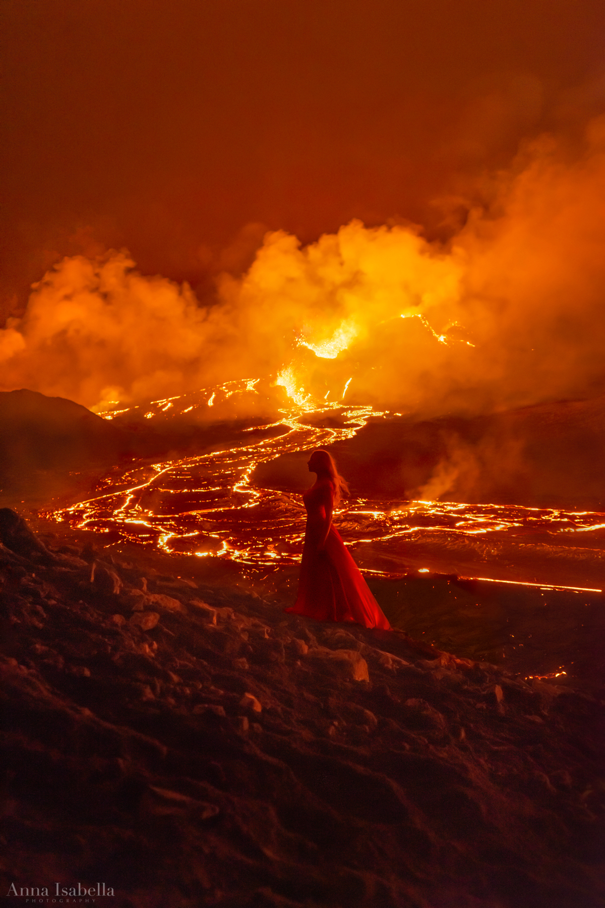 아이슬란드에서 분화하는 화산 옆에 있는 여성의 초상화