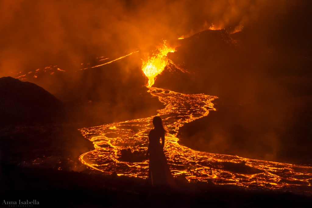 용암 흐름 앞에서 포즈를 취하는 여성