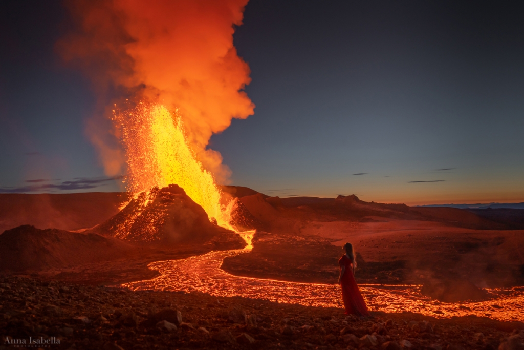 용암 흐름 앞에서 포즈를 취하는 여성
