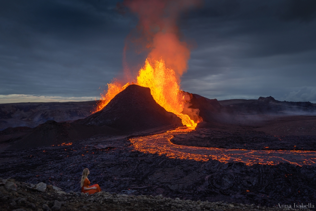 정면에 앉아 있는 여성과 함께 폭발하는 Fagradalsfjall 화산