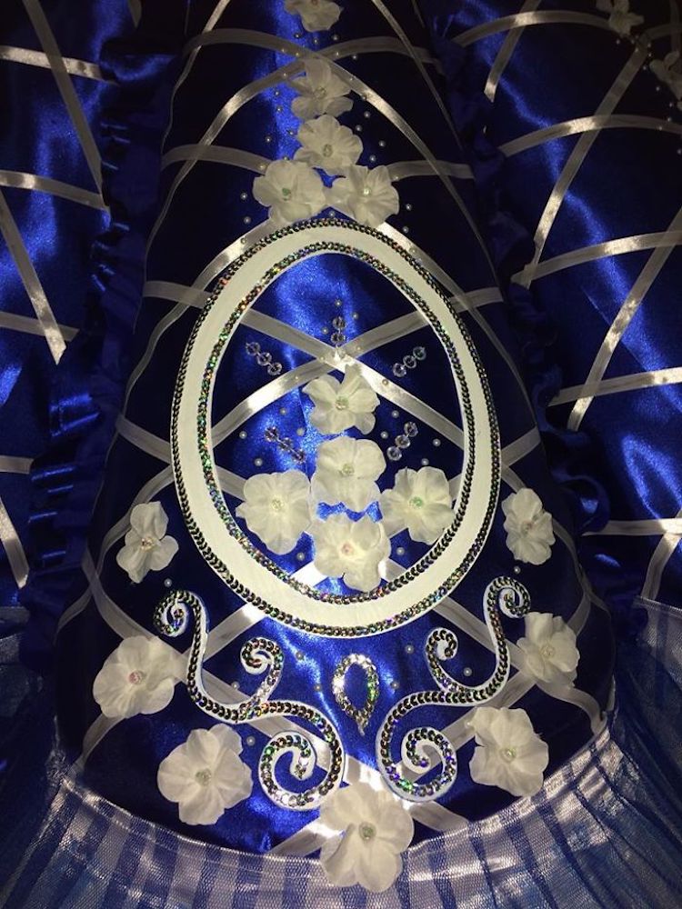 detalle de vestido azul con flores blancas