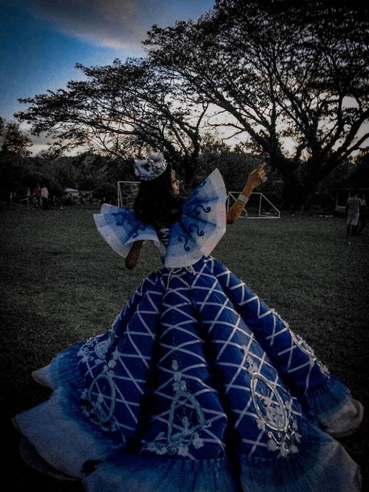 Frère conçoit robe de bal de promo pour soeur par Maverick Francisco Oyao