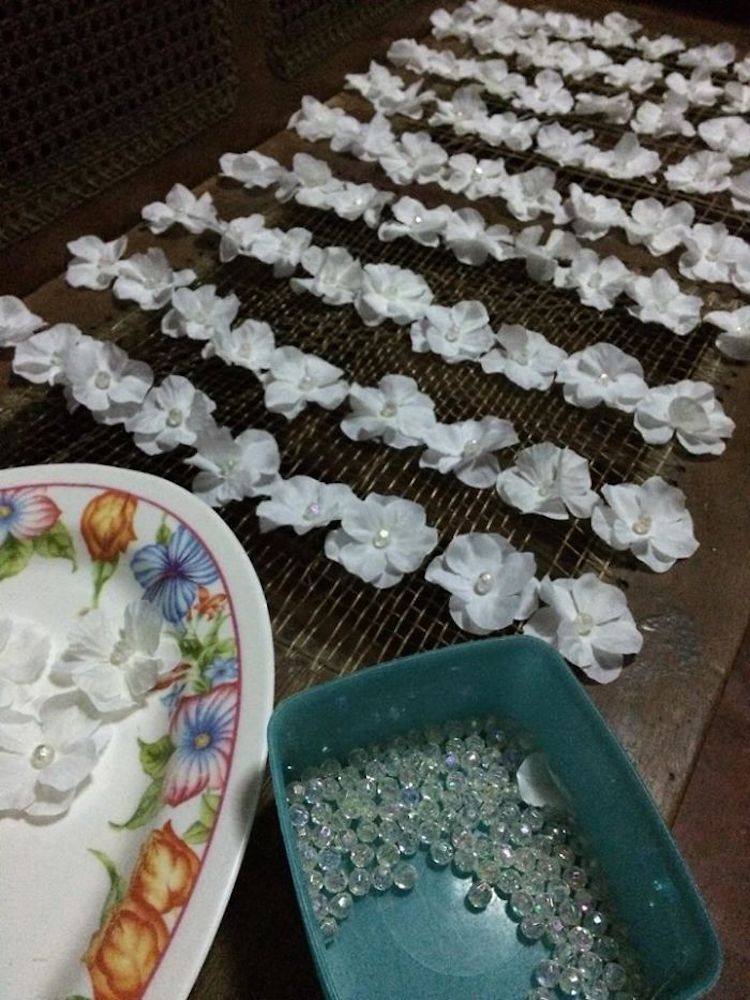 flores blancas de plástico sobre mesa