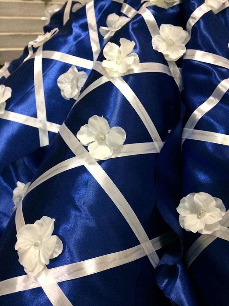 detalle de falda azul con flores blancas