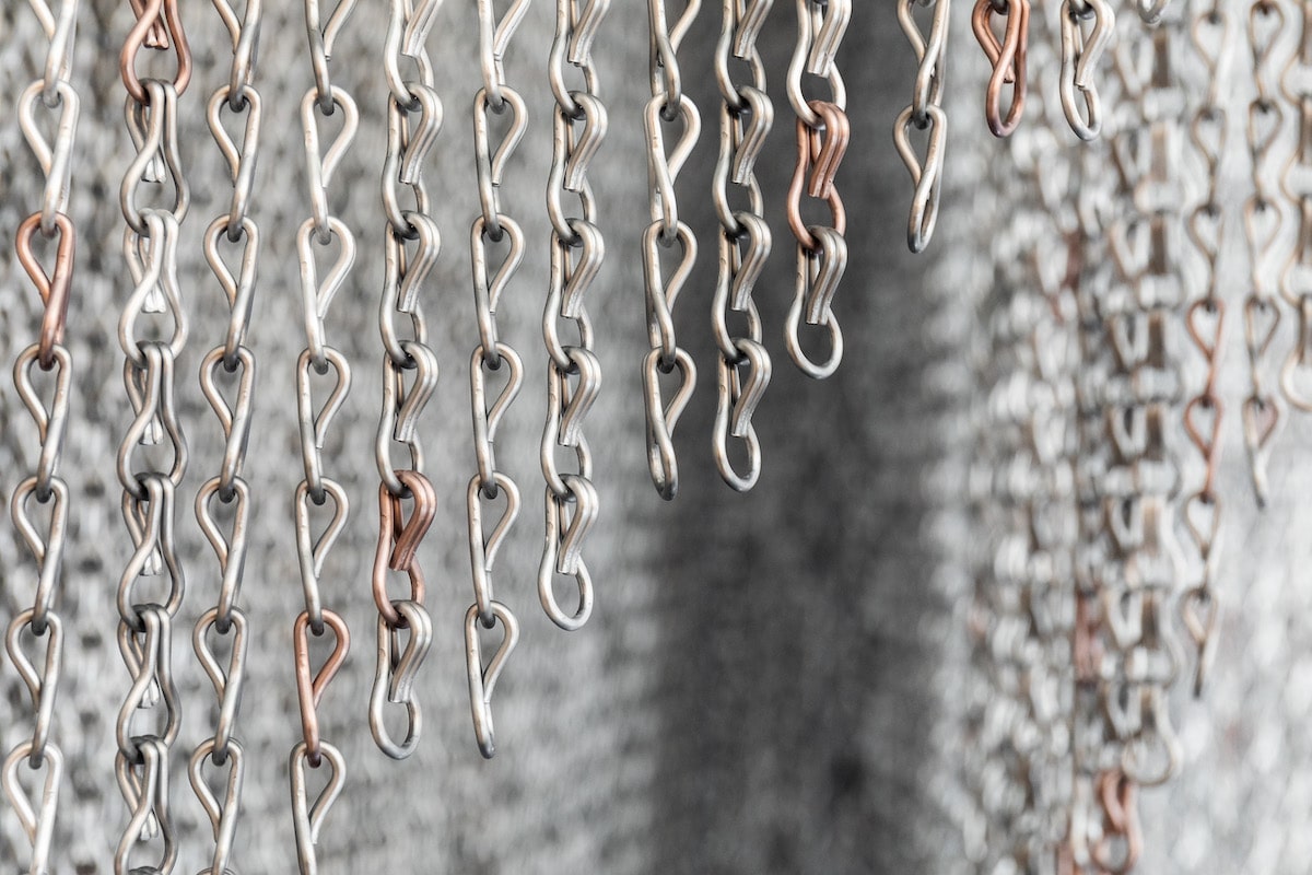 detalle de la escalera de cadenas diseñada pr Kengo Kuma para la Casa Batlló de antoni gaudi