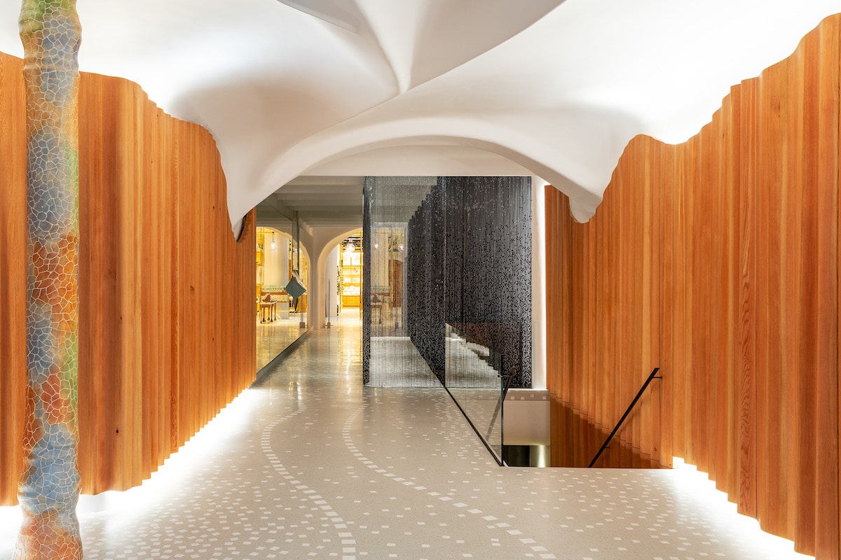 entrada de la escalera de cadenas diseñada pr Kengo Kuma para la Casa Batlló de antoni gaudi