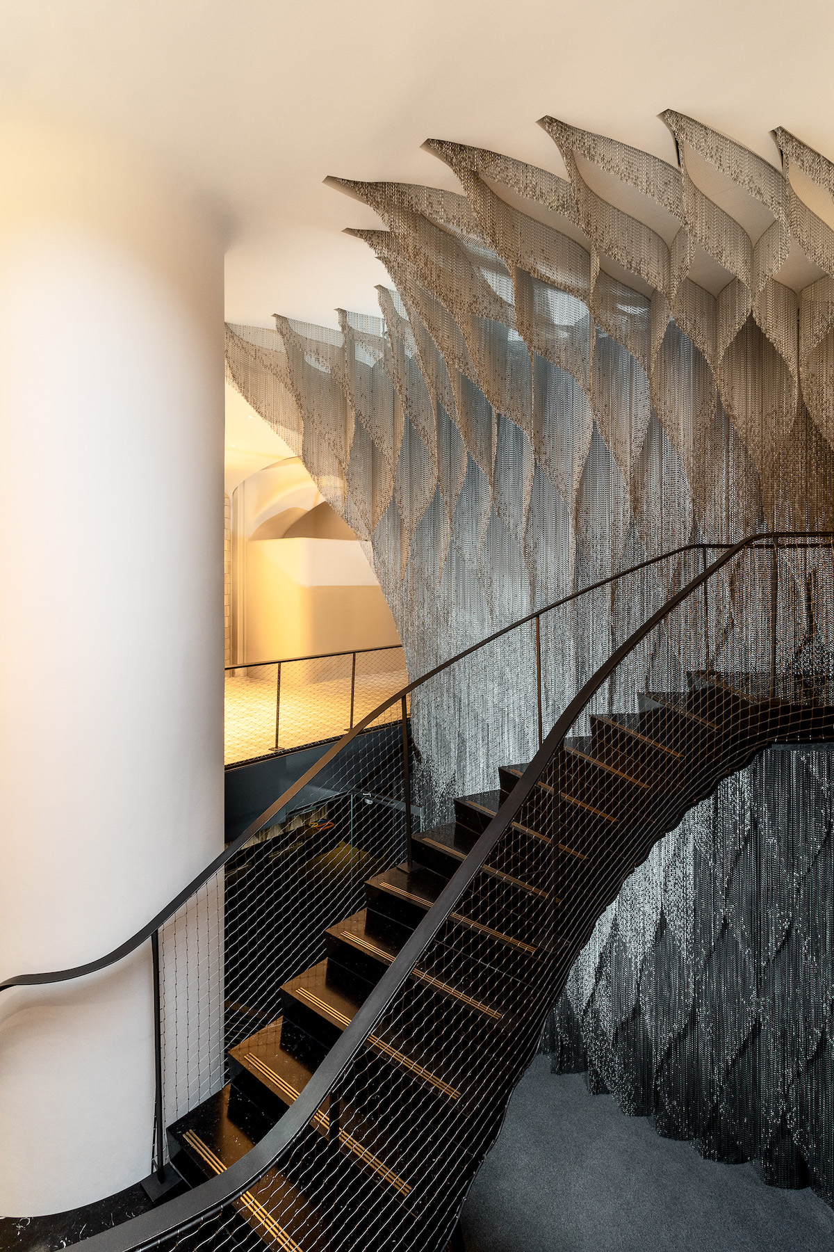 vista hacia abajo de la escalera de cadenas diseñada pr Kengo Kuma para la Casa Batlló de antoni gaudi