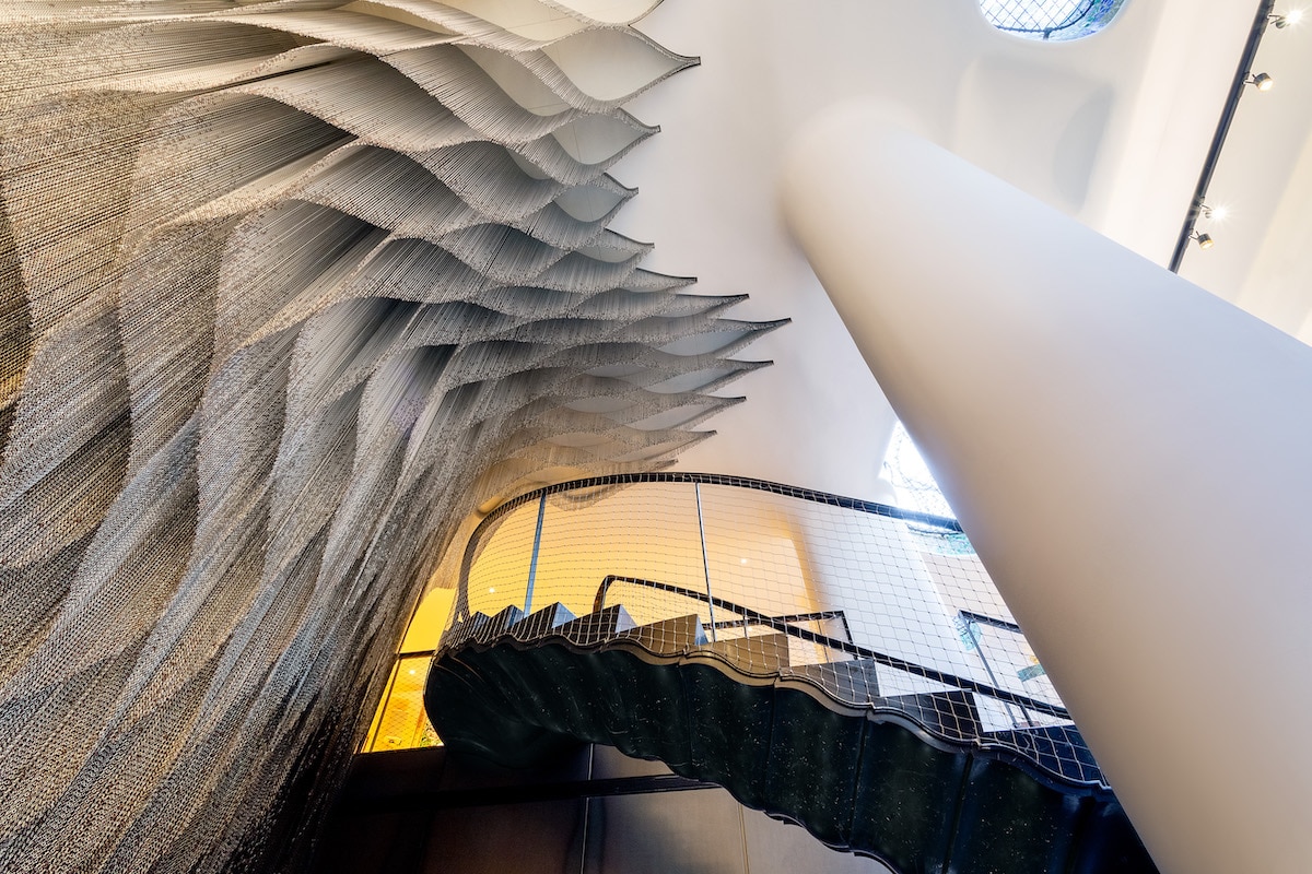 vista a través de la escalera de cadenas diseñada pr Kengo Kuma para la Casa Batlló de antoni gaudi