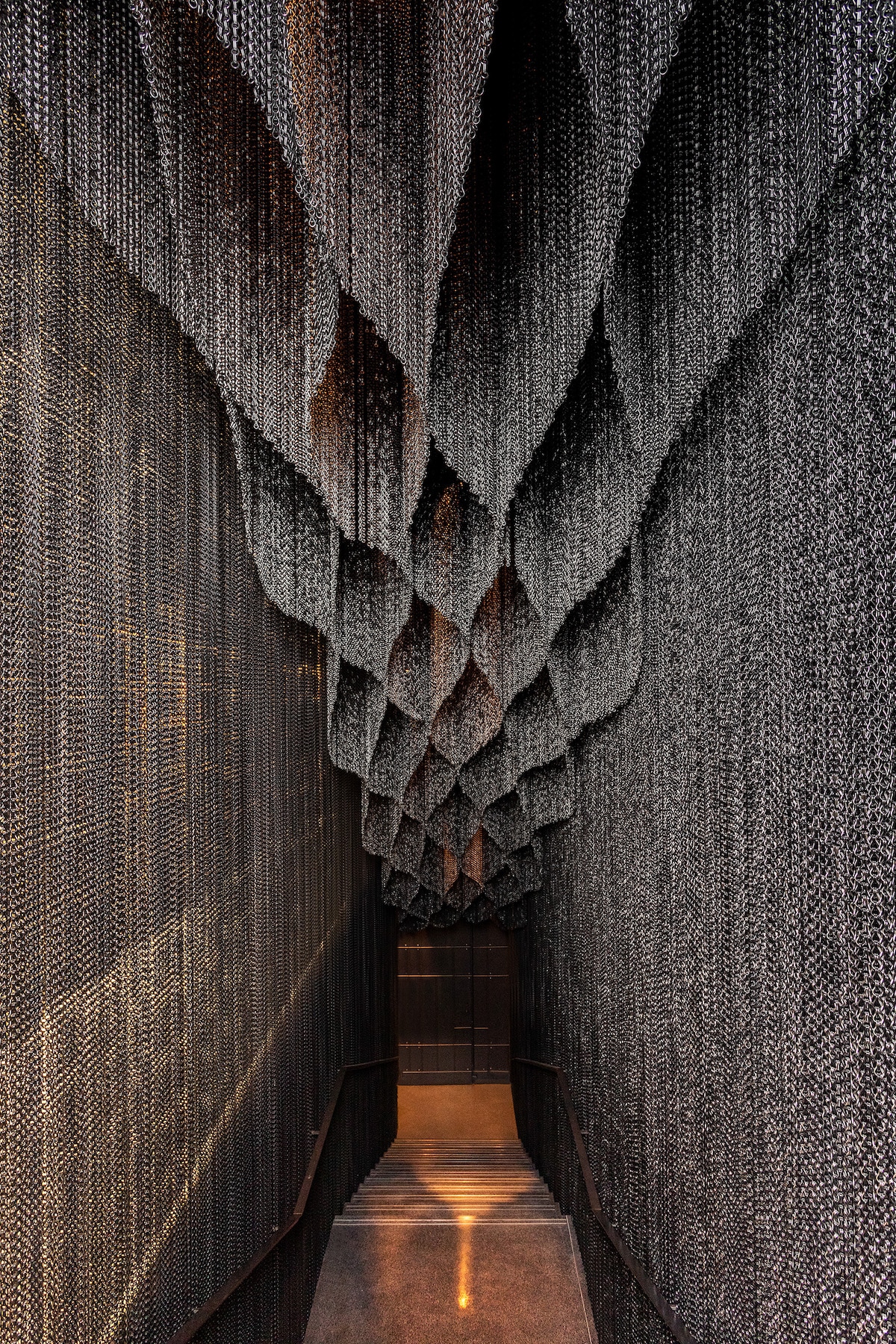 Interior de la escalera de cadenas diseñada pr Kengo Kuma para la Casa Batlló de antoni gaudi
