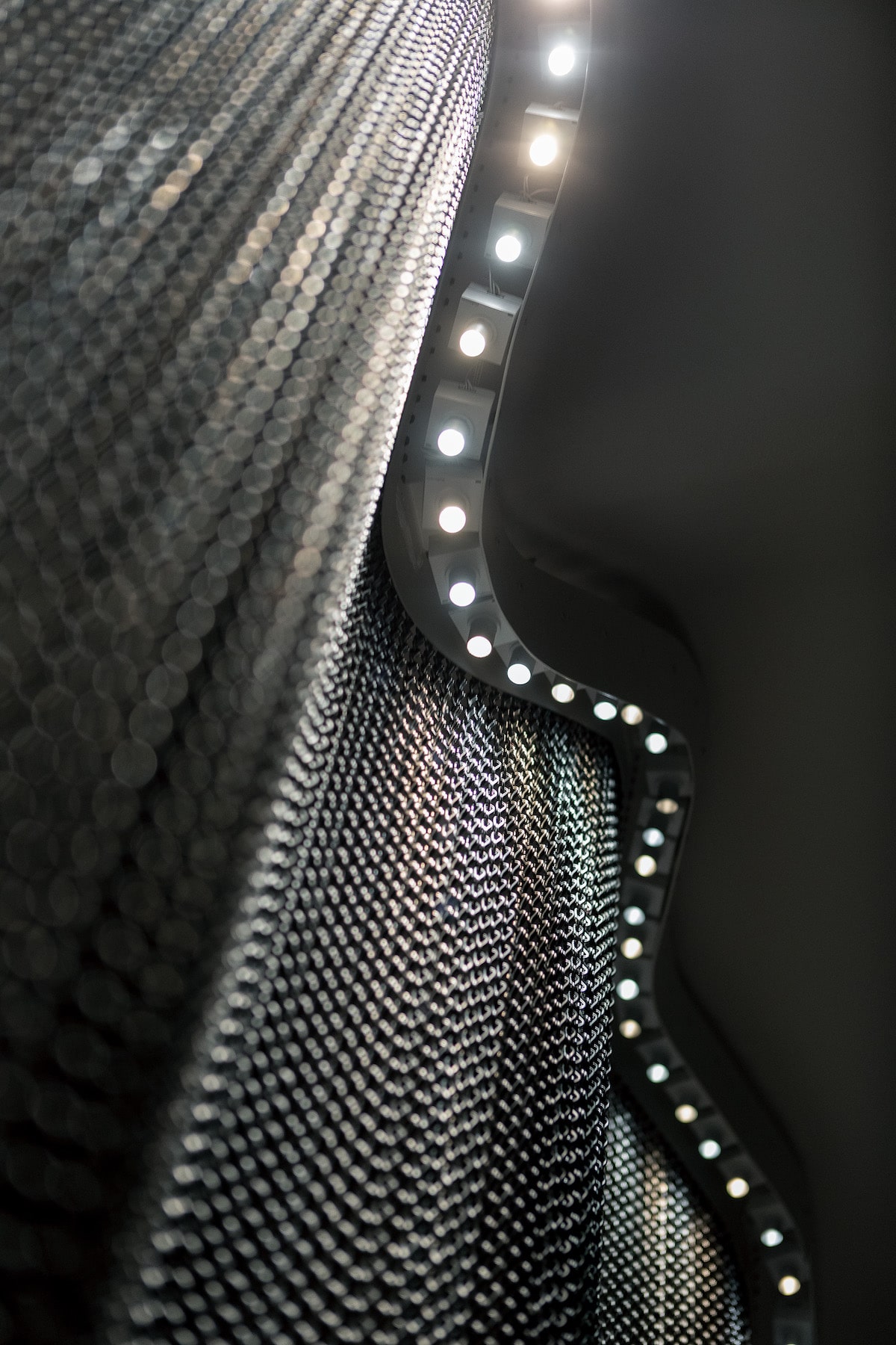 detalle de la escalera de cadenas diseñada pr Kengo Kuma para la Casa Batlló de antoni gaudi