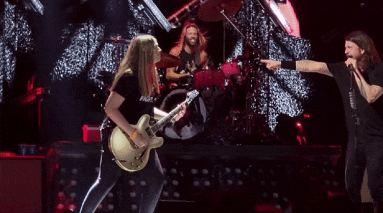 Dave Grohl Invites Teenage Fan on Stage to Play Guitar 