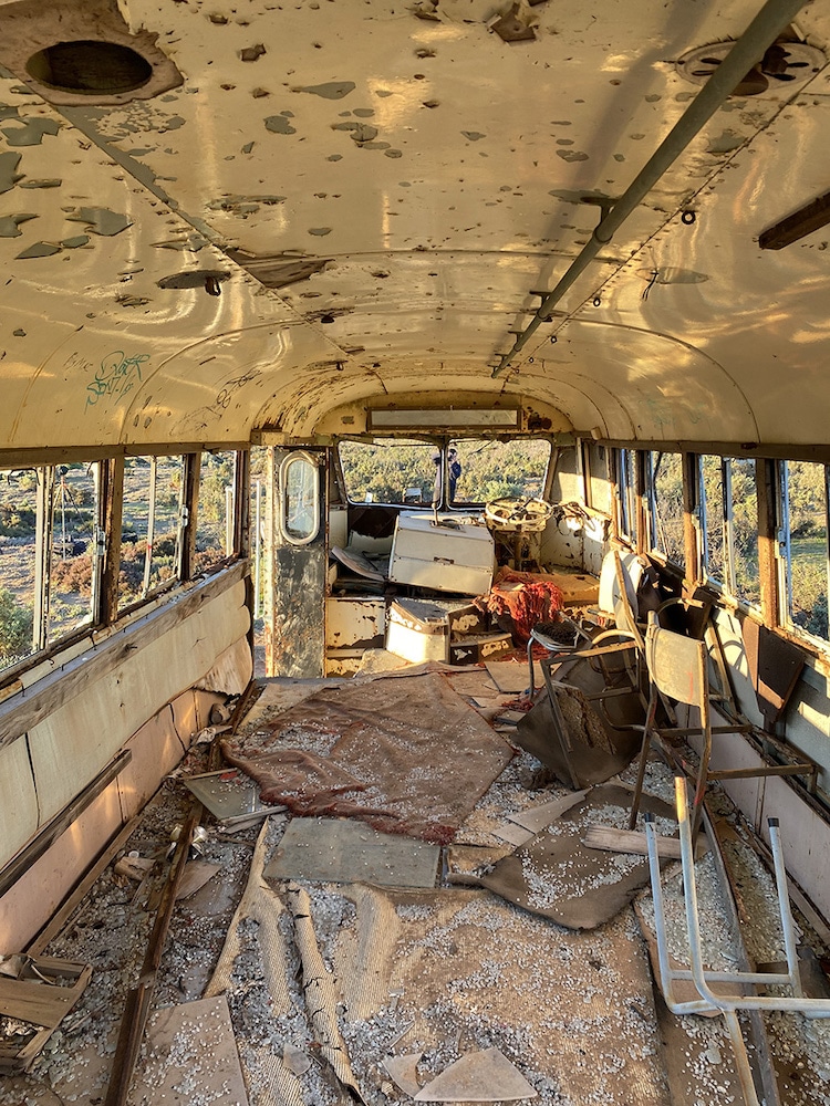 Interior de un autobús abandonado