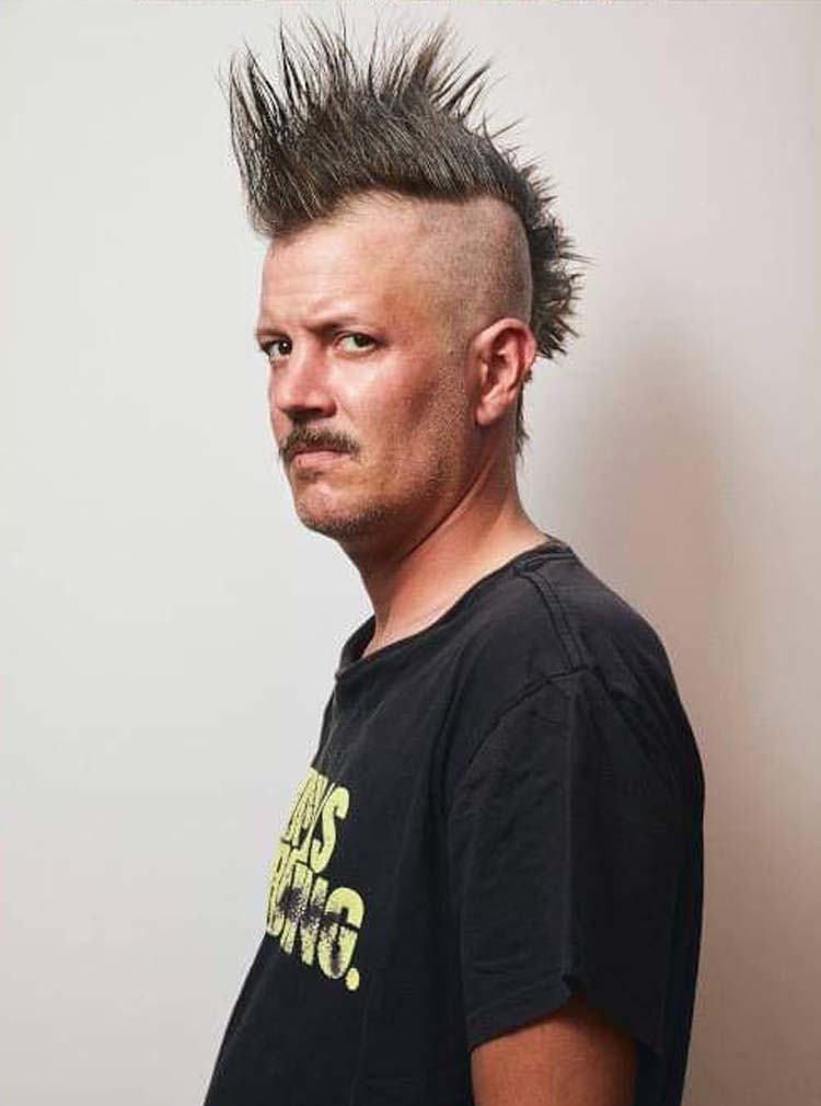 Homme avec différentes coiffures à la suite d'un diagnostic de cancer 