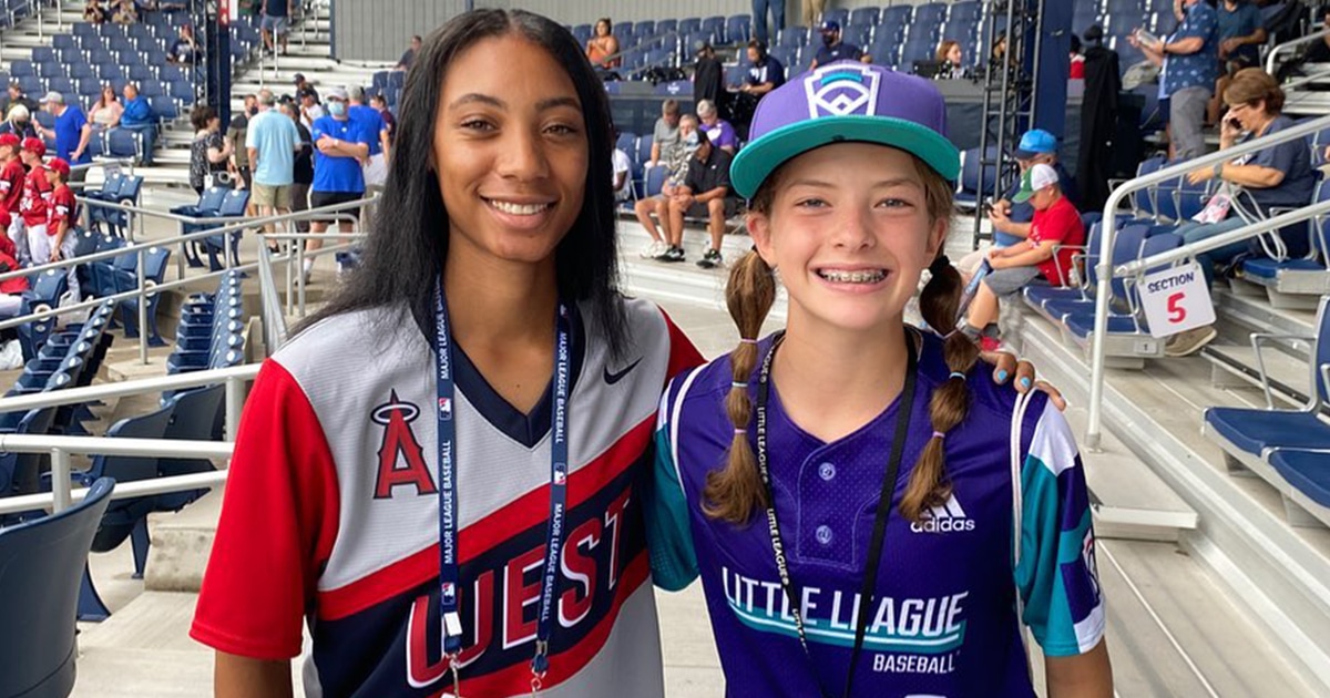 Little League World Series Star Mo'ne Davis Throws Out Historic First Pitch  to Only Girl in This Year's Tournament