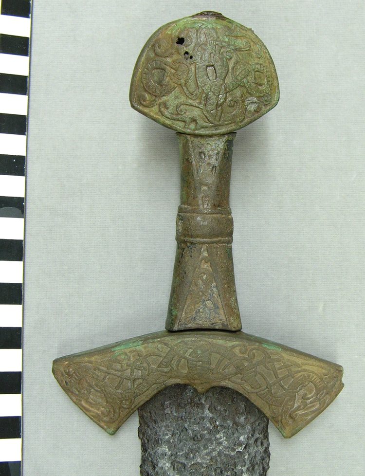 empuñadura de espada de tumba no binaria descubierta en finlandia