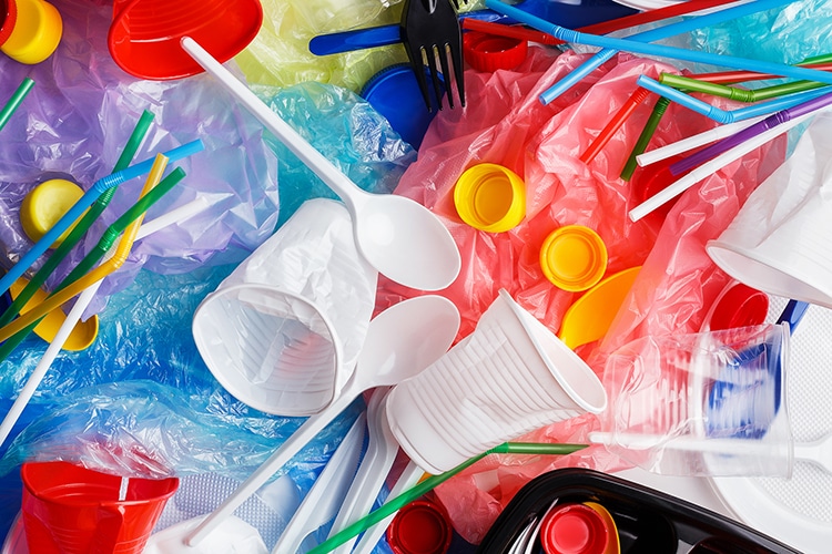 India prohíbe la producción y el uso de ciertos plásticos de un solo uso