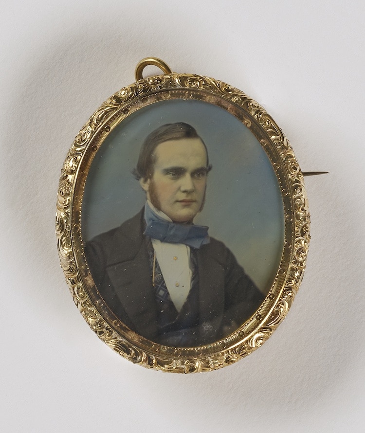 épingle/pendentif, homme avec nœud papillon