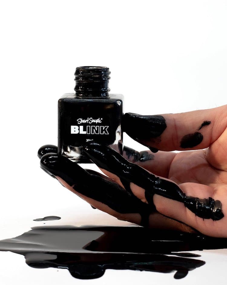 la tinta más negra del mundo por Stuart Semple