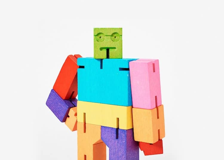 Robot de madera multicolor