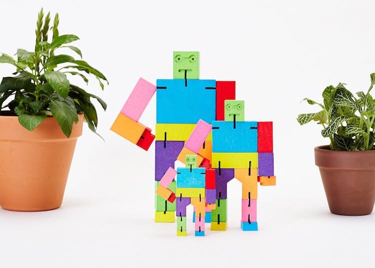 Robot de madera multicolor