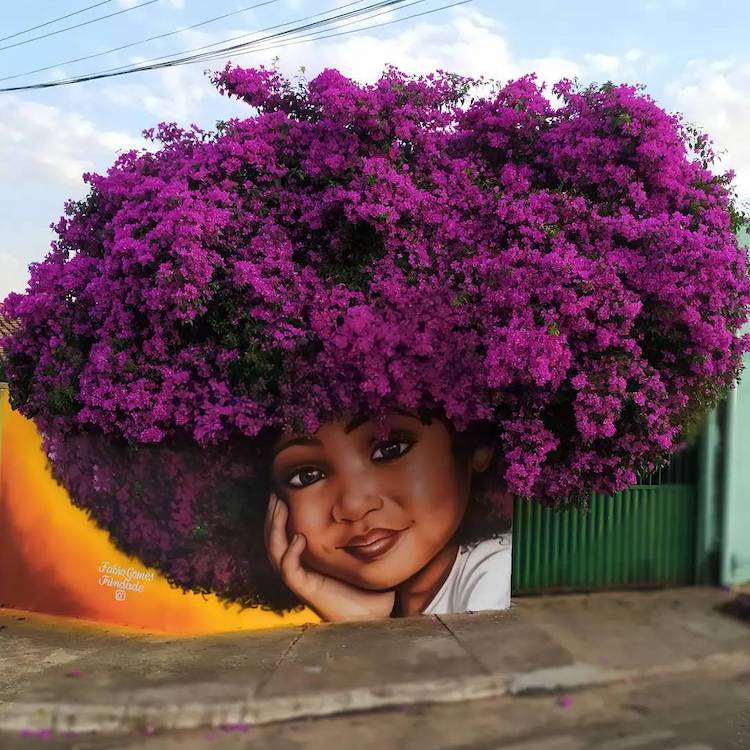 Artista urbano usa árboles en flor para completar sus murales de mujeres