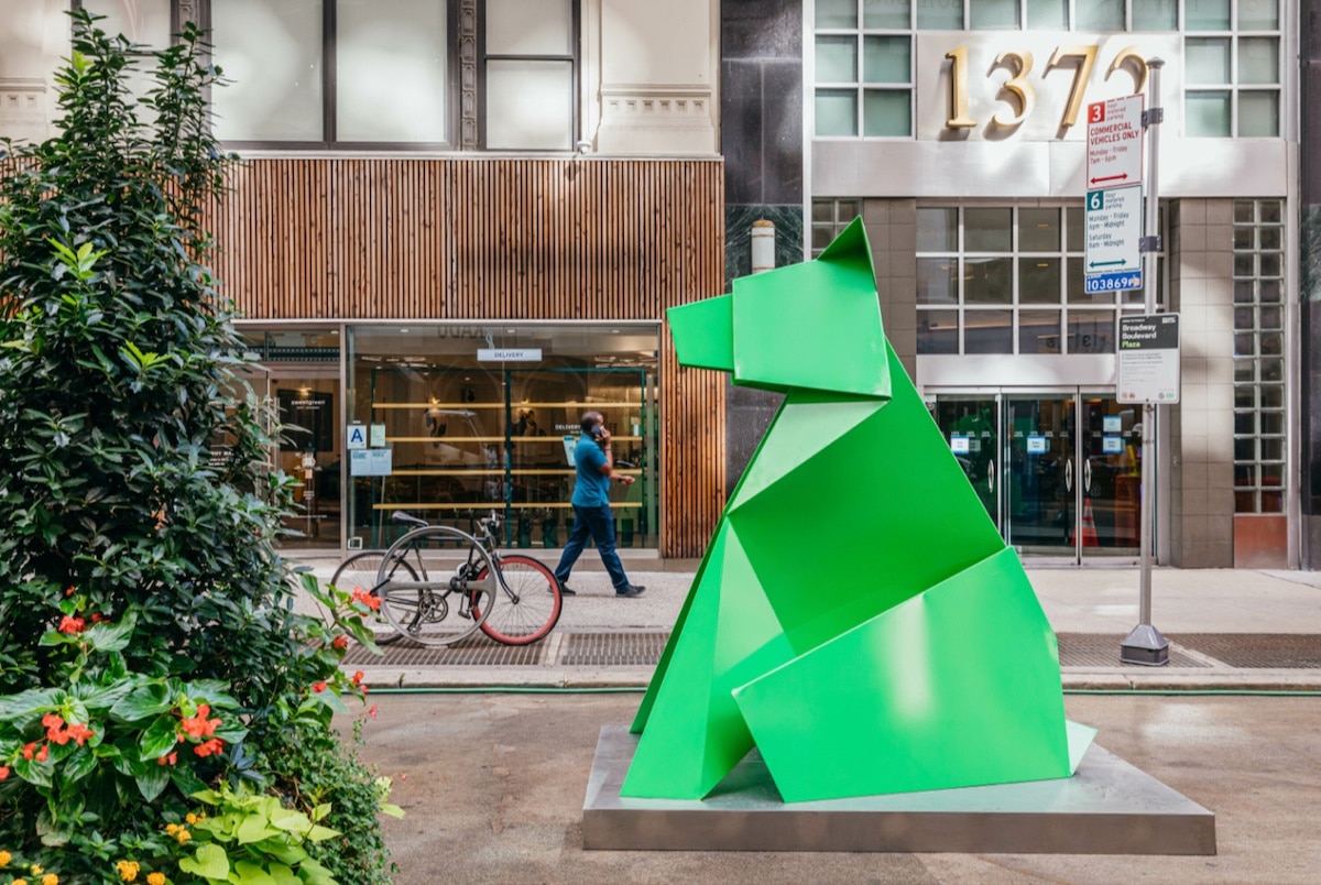 Gigantescas esculturas de origami en el Garment District de Nueva York por Hacer